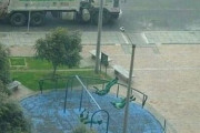 ゴミ収集車の清掃員たちが公園で遊んでいる様子が目撃され海外で話題に