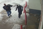 【海外】寒さに凍えていた女性を救った男性の感動ストーリー