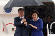 韓国人「日本が韓国を冷遇か？」文在寅大統領が雨の中、傘をさしてタラップから降りる‥習近平国家主席は屋根のあるタラップを使用　韓国の反応