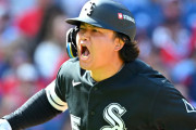 【海外の反応】村上宗隆が地区S初戦でPO第1号となる決勝2ラン！「Googleも彼を祝福している」「観戦歴40年で最高の一発だ」