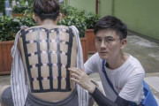 韓国人「日焼け止め19種類を背中に塗って本当に効果があるのか実験してみた結果」