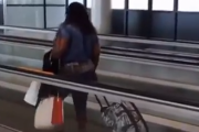 「なかなか進まないわね！」飛行機の動く歩道が周りよりも進む速度が遅いとき。海外の反応
