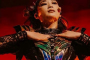 私服のBABYMETALの女の子たちがバックステージでPolyphiaのティムに会ってる写真　【海外の反応】