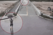 【動画あり】韓国人「韓国で橋が崩壊！」台風9号の影響で橋が流失する30秒前、人命を救った英雄が話題に！　韓国の反応