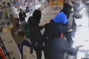 海外「ハンマーを使って集団強盗していくアメリカ人」