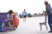 【胸糞注意】海外の椅子引きドッキリが酷い！公開ピアノを弾こうとしてる女性の椅子を･･･