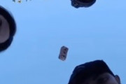 レンガを空中に投げてロシアンルーレットする若者が海外で話題に！←怖すぎだろ　海外の反応