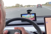 自動運転車で走行中に『スマブラSP』を遊ぶ有名格闘家現る！ 危なすぎィ！！