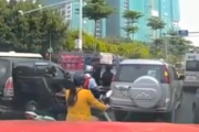 渋滞してると思ったら･･･交差点のど真ん中でスマホをいじる大胆な原付乗りが話題に