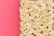 アメリカ人が手もみラーメン麺づくりにチャレンジ！「どうやって保存すればいい？」「足で踏むの！？」海外の反応