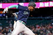 【海外の反応】マリナーズさん、本塁打パフォーマンスに中二病的な小道具を用意する「MLBの軍拡競争」