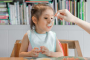日本のフードコートの席が「考えた人天才では！？」と話題に！【タイ人の反応】