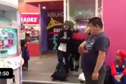 海外「まるでアニメの中の美少女だ・・・」ゲーセンで神レベルのダンスをする日本人に海外の人達が沸くｗｗｗ