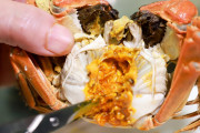 海外「これが朝食！？」「タラバガニにしては安いね！！」アメリカの人気グルメユーチューバー、札幌で念願のグルメに感激！