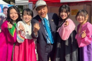 【韓国の反応】韓服を着た女性アイドルと写真を撮るのに「卑猥な指ポーズ」を作った日本市長