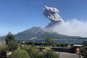 海外「日本の火山は定期的に噴火するのか？ 不謹慎だけど美しすぎる！」桜島の噴火を見られるなんて、日本でどんな仕事してるんだよ！？