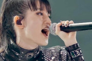 このBABYMETALとフィル・アンセルモの写真の背景を知ってる人いる？　【海外の反応】