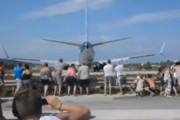 飛行機の後ろに立つ