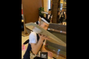 【海外の反応】中国にはローラースケートで料理を運ぶ鍋店がある　海外の反応「筋肉痛になりそう、トイレに行くのが恐ろしい」