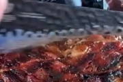 肉を見ていると心が豊かになる。万人向けではないただ肉を切るだけの動画。海外の反応