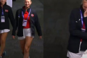 17歳の女子テニス選手がモデルウォークして遊んでいたら「カメラに映ってた！」恥ずかしさのあまり硬直する