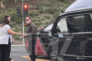 事故ったシュワちゃんの愛車、近くで見るとデカすぎるｗｗｗｗ