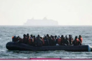 海外「オランダ船が移民を救助→ヨーロッパに向かわないことを知った移民が船員をナイフで脅す」