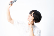 海外「100年前と同じ女性が写ってるんだが」日本の100年前の自撮りを再現した画像が話題に