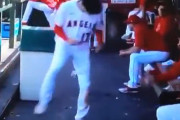 【海外の反応】大谷翔平が水原通訳とのお遊戯でガッツポーズを決める「男はずっと子供のままだな」