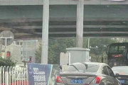 海外「中国、共産党大会前に異例の抗議。北京で政府を非難する横断幕が掲げられる」