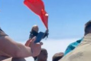 海外「富士山頂で中国国旗を振る中国人vs日本国旗を振るアメリカ人」
