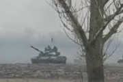 海外「これで民兵？」 大量の戦車に乗ってウクライナ東部を移動するロシア系「分離主義者」達