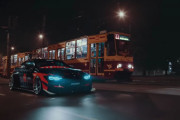 エアサスキット搭載のチューンドBMW M4が夜の街を走る美麗ムービー