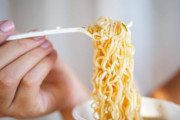 外国人さん、ラーメンをフォークで食べるのは恥かどうかで大荒れ