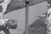 海外「この子たちも成長して朝鮮かベトナムで戦争に参加したのかな？」1938年に撮影されたの！？ 幼い子供たちが賢く協力している写真に外国人が驚愕