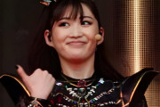 BABYMETALとキアヌ・リーブスの写真を見た9GAG民の反応　【海外の反応】