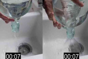 ボトルの中の液体を爆速で排出させる方法がすごい　海外「禁断の知識」「これからテキーラをボトルから直接飲むときはこの方法で飲むわ」