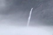 【中国の絶景】廬山の滝を見た人々「空から滝が湧き出ているみたいだ」