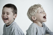 親友だと思っていた同世代の少年は、叔母が雇った俳優だった