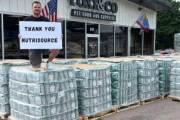 【海外】地元ペットショップの小さなお願いが、驚きの10万ドル分の犬用フード寄付に！