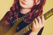 【海外】NEK!のギタリストNatsuがBABYMETAL The One Tシャツを着用