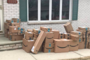 半年間ため込んだAmazonのダンボールを、エイプリールフールに玄関先に大放出した妻。夫の反応は？