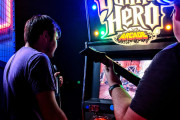 【GAME】妻がまさかのギタヒロ！PS2に夢中の姿に海外騒然！？【海外の反応】