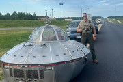 いったいどういうことだってばよ？パトカーが謎のUFOに停止命令