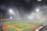 水原の野球場が煙に包まれ試合中断、韓国では火災続きに政治絡みの反応まで相次ぐ