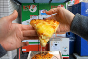 珍しいだけじゃなくてちゃんと美味しそう！ピザの自販機！外国人「写真よりチーズが沢山乗ってる！」