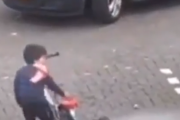 ちょっとここに駐車させてもらうよ。最高にドヤ顔で駐車していく子ども。海外の反応