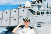 韓国人「日本の女性士官の制服姿が美しすぎると話題に…」→「広報モデルの完成度がすごい（ﾌﾞﾙﾌﾞﾙ…」