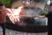【画像あり】韓国人「旭日戦犯旗を燃やして抗議！」韓国の大学生団体がフジテレビソウル支局に乱入し奇襲デモを行う　韓国の反応