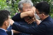 韓国国会で男性が文在寅大統領に靴を投げつけ、 「偽の平和主義者、ニセ人権主義者文在寅」と叫ぶ